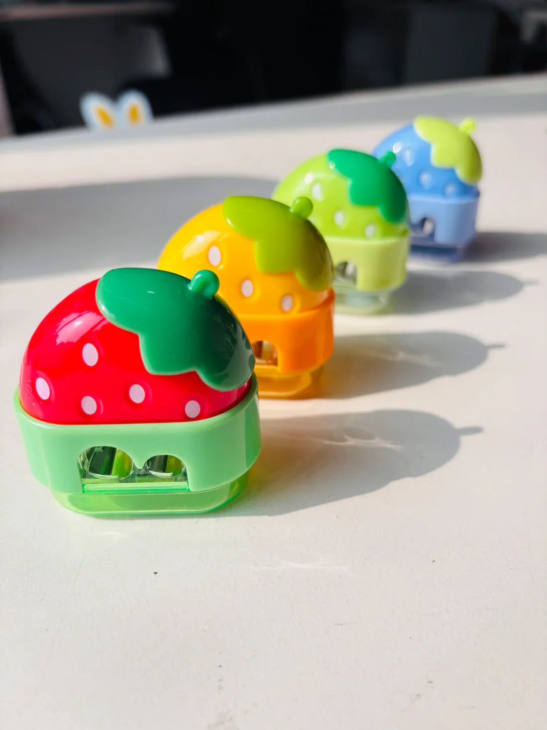 Random Transparent Color Bubble Strawberry Shaped Pencil Sharpener, Cute Transparent Colorful Fruit Shaped Student Office Pencil Sharpener - 58103