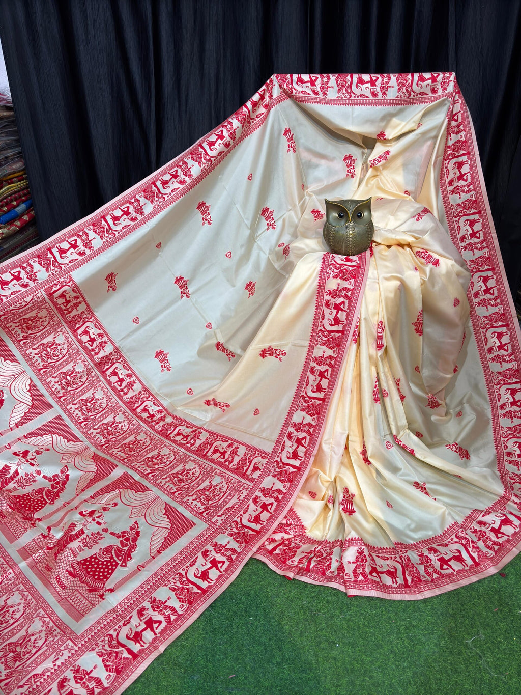 Royal Elegance Cream & Red Handcrafted Bishnupuri Silk Saree